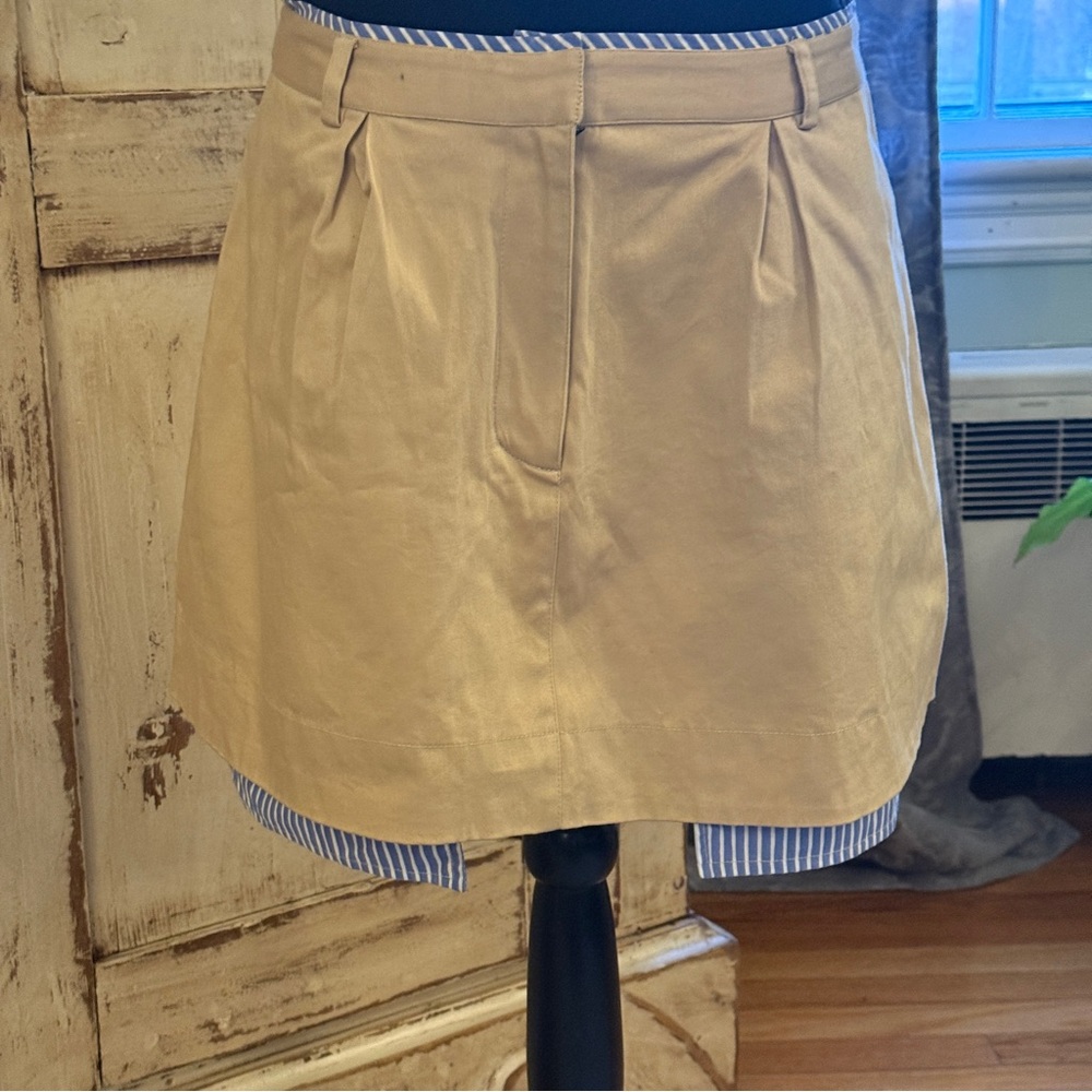 Anthropologie Khaki Mini Skirt with Blue/White Stripe pockets. Size 8. Preppy